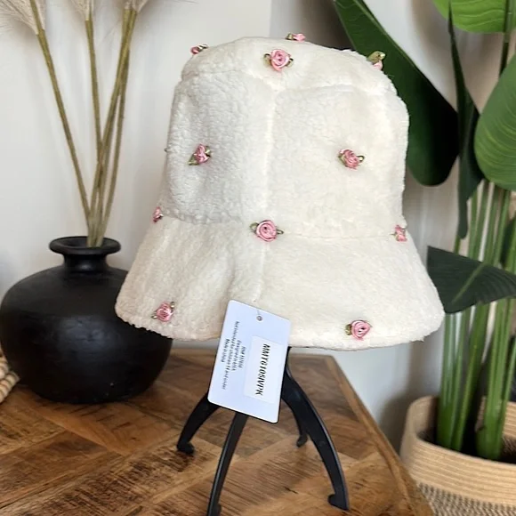 NWT🌹💕Pink Rosette Sherpa Bucket Hat 💕🌹 - Picture 8 of 9
